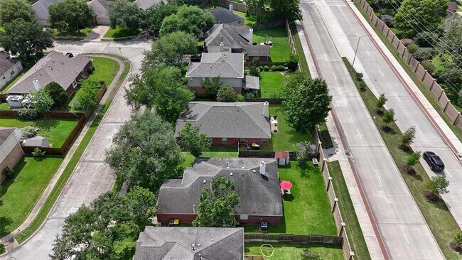 Building Photo - 9815 Hallmark Ln
