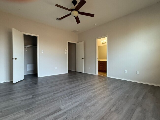 Building Photo - 1722 E Mesa Park Dr