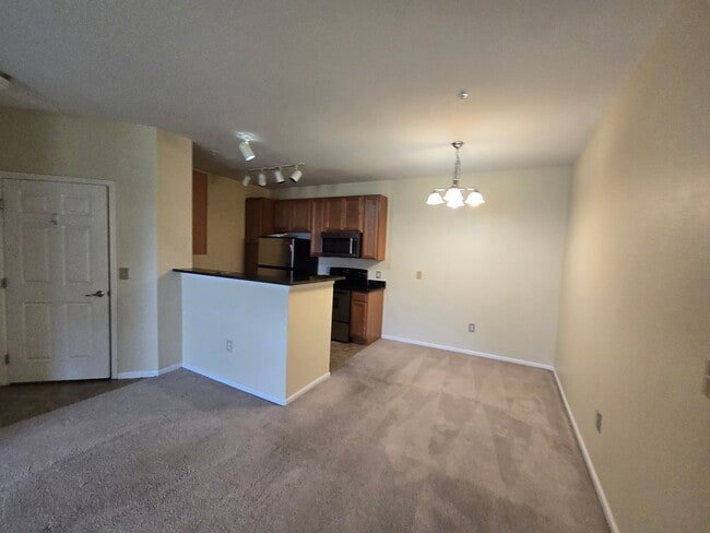 Building Photo - Beautiful 2 Bed, 2 bath condo