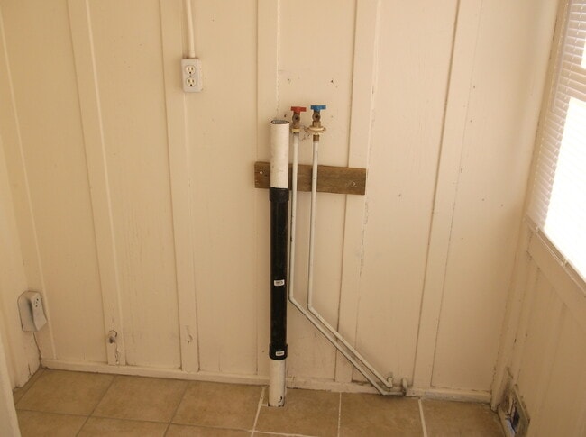 Building Photo - Cute 2 Bedroom/1 Bath in Good Condition