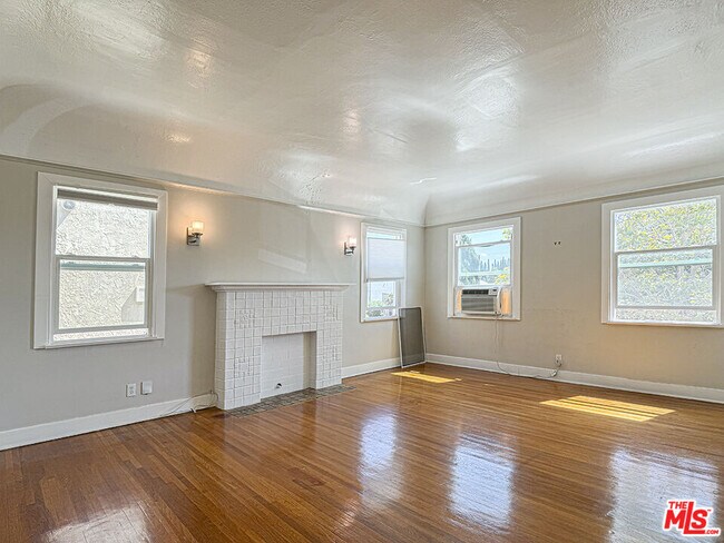 Building Photo - 733 N Ridgewood Pl