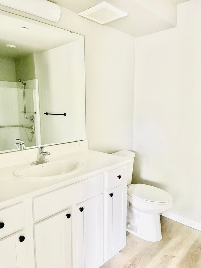 Building Photo - $1,000 Off 1st Month's Rent! 3 Bedroom, 1.5 Bathroom in Barkley Neighborhood!