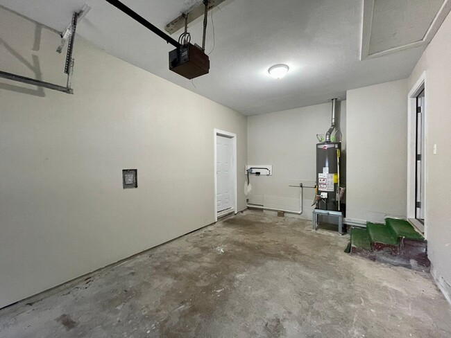 Building Photo - ** Move-In special: $200 off 1st Mo.**LCM ...