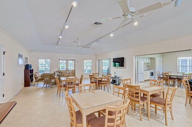 Building Photo - 308 Golfview Rd