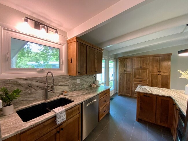Building Photo - Charming 3 Bedroom Ranch in Heart of Upper Arlington