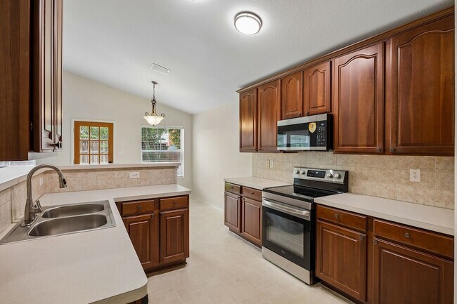 Building Photo - 1551 Cedar Springs Dr