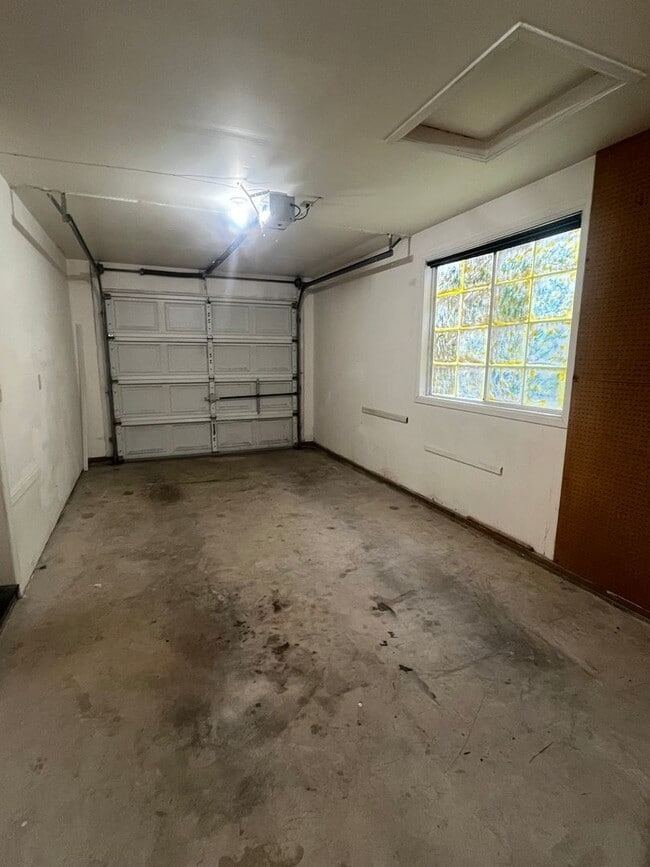 Building Photo - 2-bedroom 1-bathroom duplex in Thurston