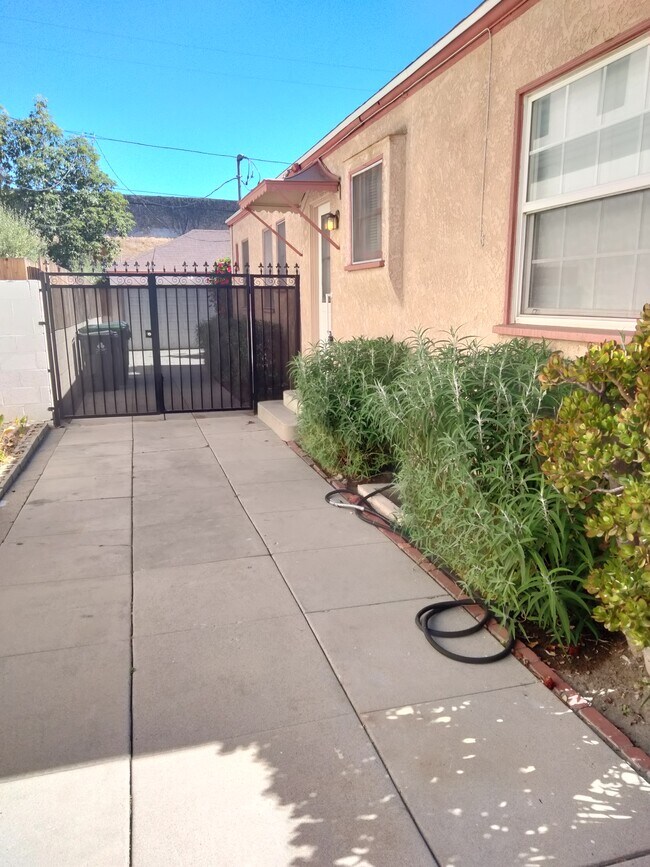 Building Photo - 15235 La Maida St