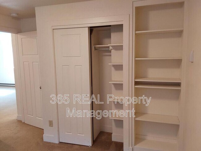 Building Photo - 716 Maple Street - B