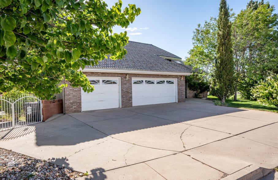 Building Photo - 298 S Staci Ct