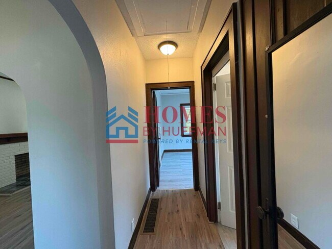 Building Photo - Two Bedroom House | Large Back Yard