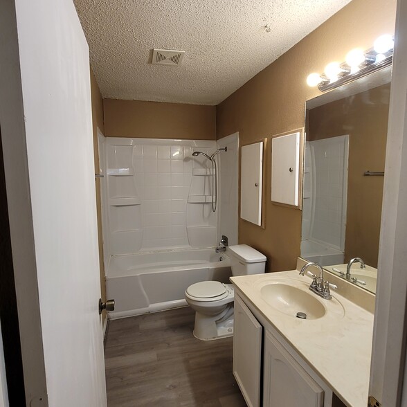 Master Bathroom - 2635 Hunters Crossing St