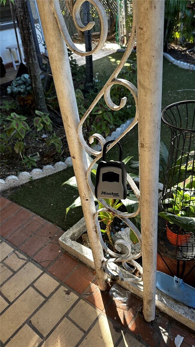 Building Photo - 732 Moffett St