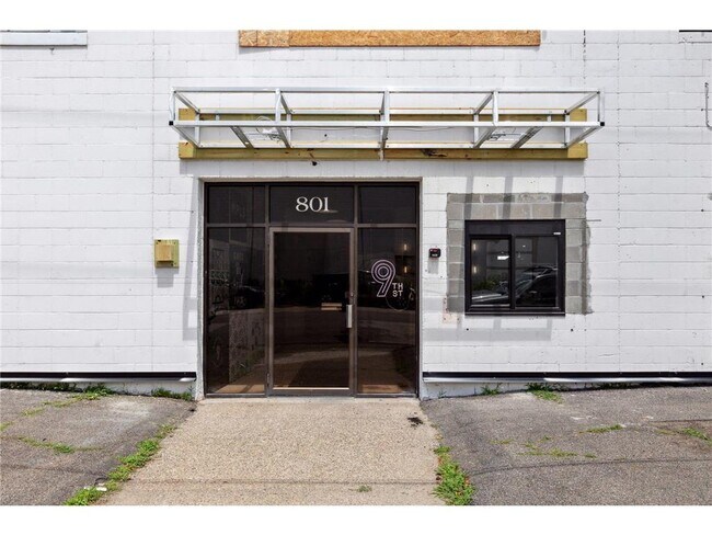 Building Photo - 801 SE 9th St