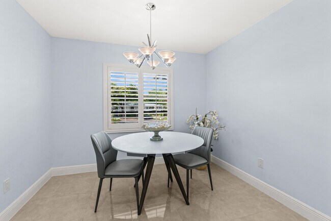 Building Photo - 5 Westgate Ln