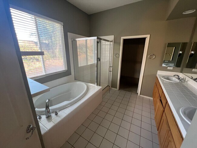 Building Photo - 4420 Putting Green Dr