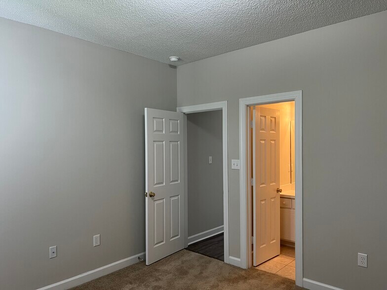 Building Photo - 3320 Whitlock Dr N