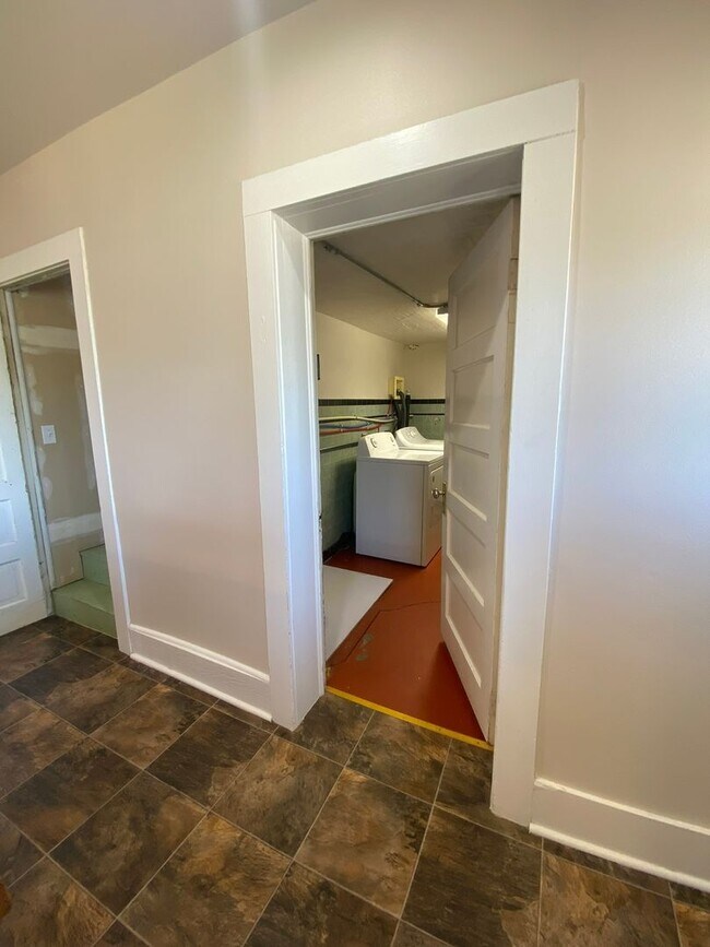 Building Photo - 2 Bed, 1 Bath House with Laundry Across fr...