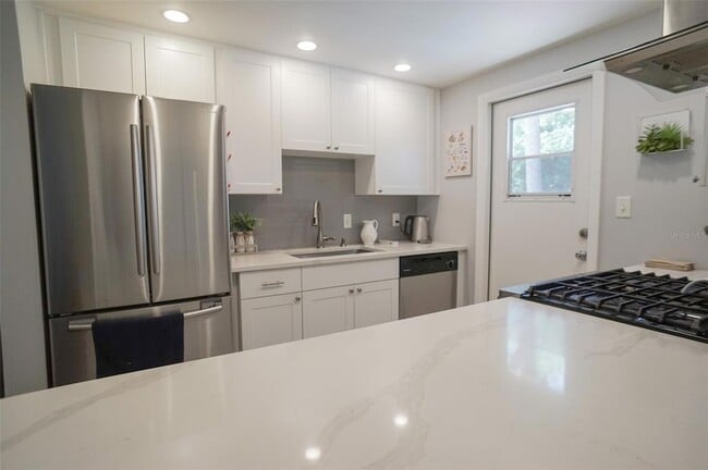 Building Photo - 1032 Hollywood Ave