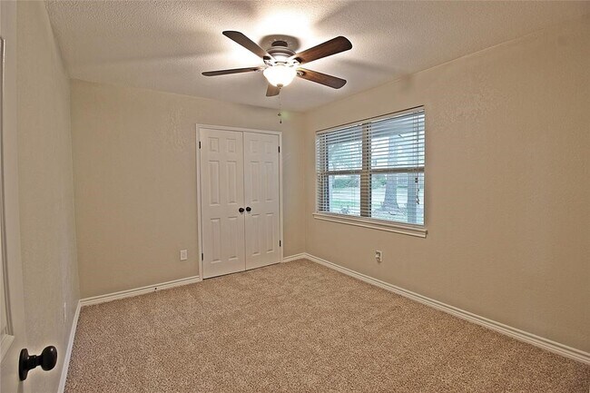 Building Photo - 2074 Shadow Rock Dr