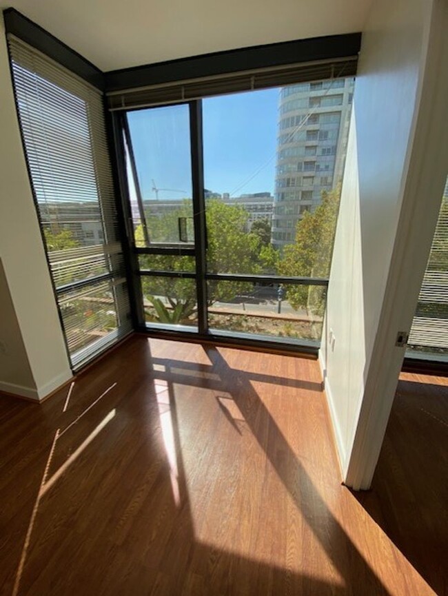 Building Photo - Bright and spacious one bedroom condo unit...