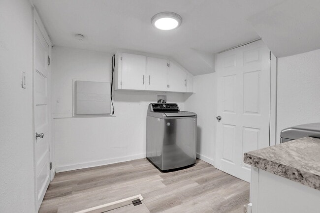 Building Photo - $2,850 - 3 Bed, 2 Bath Updated Home in Den...