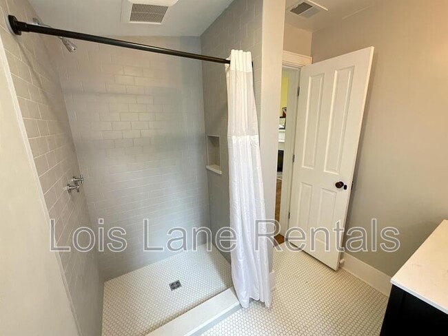 Building Photo - 5 Sheppard St