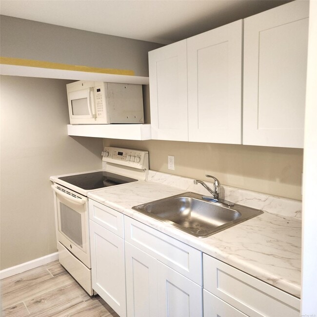Building Photo - 384 Soundview Dr
