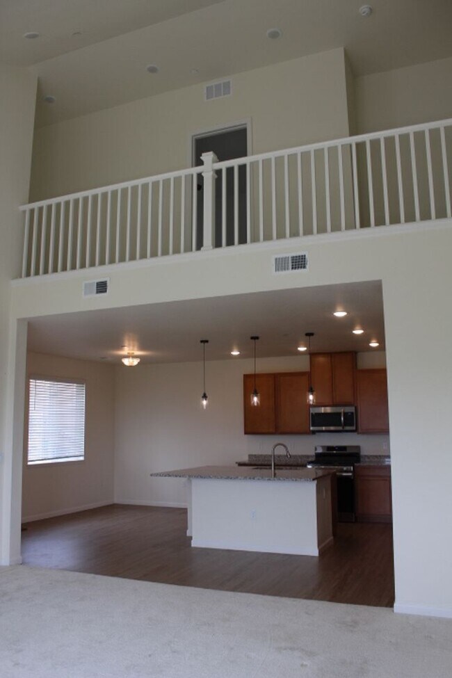 Building Photo - Chatfield Bluffs Condo w/ 3 BR/3 BA!!