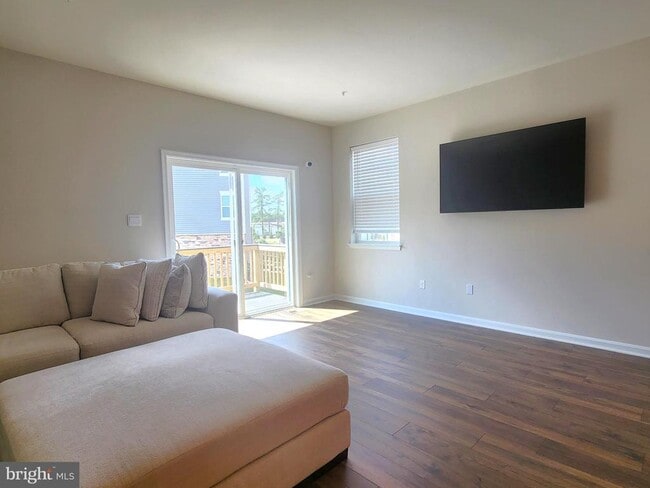 Building Photo - 8760 Mimosa Ave