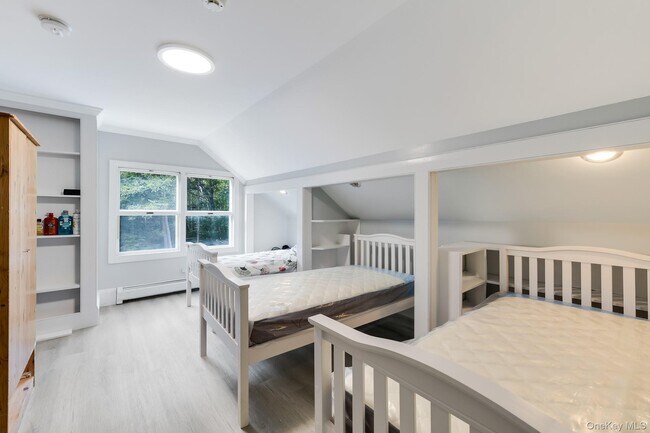 Building Photo - 996 Haverstraw Rd