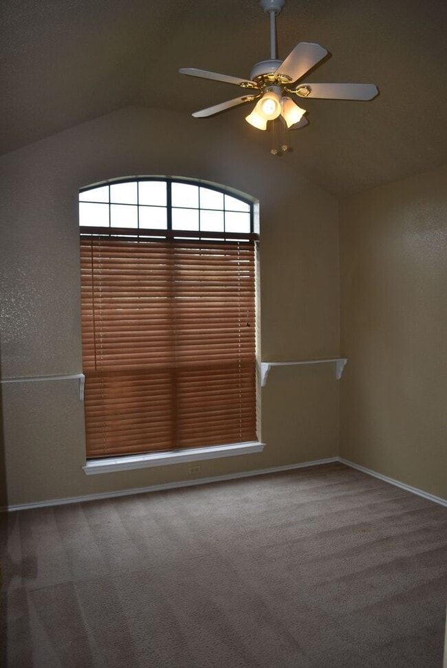 Building Photo - 2521 Creek Dr