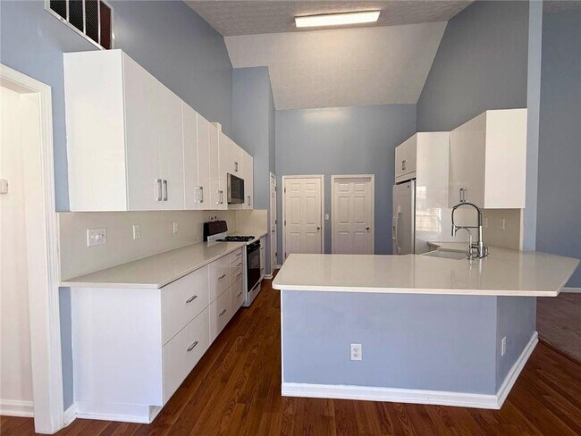 Building Photo - 2029 Manor Oak Ln NE