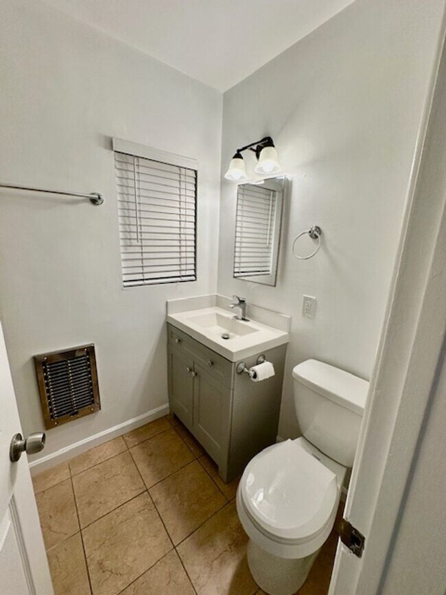 Building Photo - Oxnard ( M )