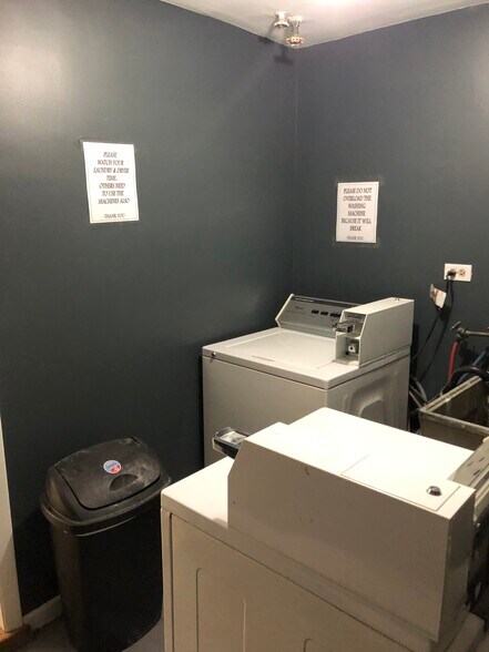Shared Laundry Room - 9610 N Greenwood Ave