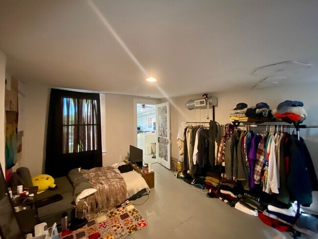 Building Photo - 2369 Victor St