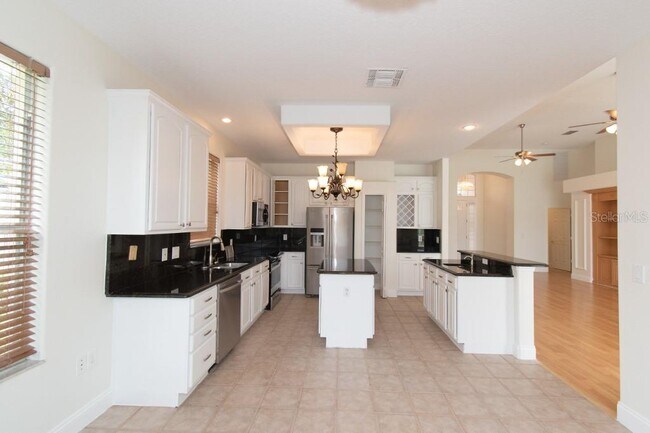 Building Photo - 1707 Golfview Dr