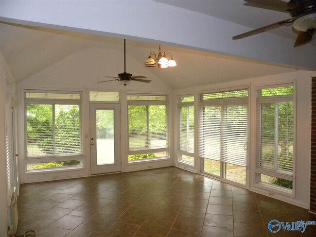 Building Photo - 104 Nobleton Ln NW