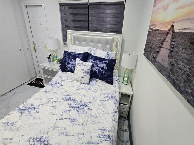 Building Photo - 2909 Middle River Dr