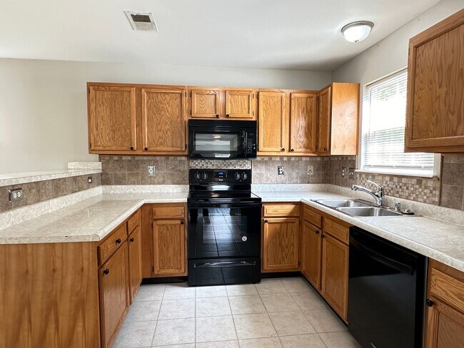 Building Photo - Beautiful 3 BR, 2.5 Bath House in Georgetown! Open Layout, Fenced Backyard, Attached Garage