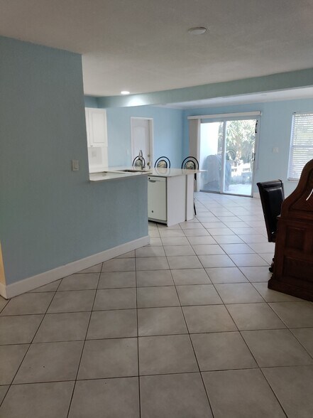 Building Photo - 308 SW 18th Ave