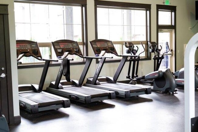 Building Photo - Limited-Time Offer: Gorgeous Top Floor 2 Bed/1 Bath for Just $1,799/Month! Private view!