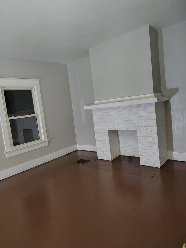 Building Photo - Spacious & Affordable 3-Bedroom