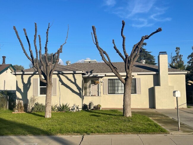 Primary Photo - Nice home for rent in Visalia with a pool