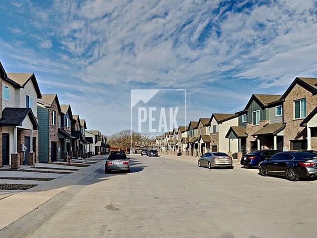 Building Photo - $1599! 3 Bed/2.5 Bath Townhome with a FRIDGE PROVIDED!