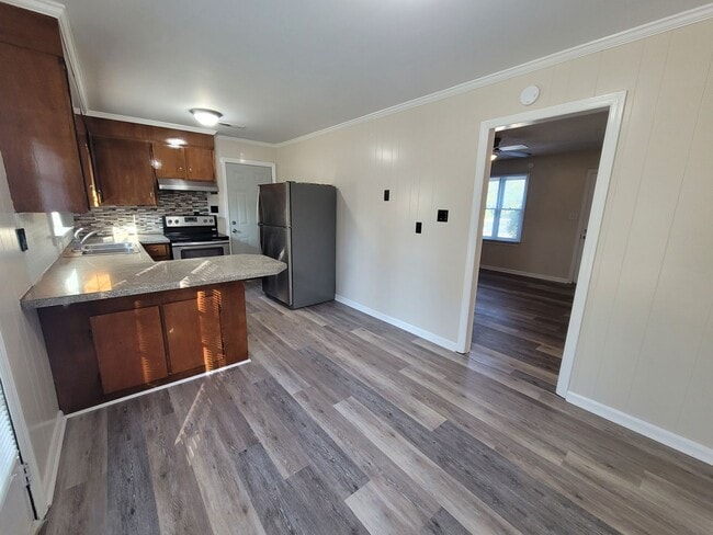 Building Photo - 3 bedroom 2 bath brick ranch in great loaction .