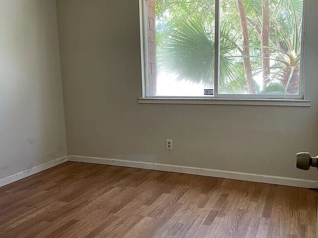Building Photo - Ready to move-in.