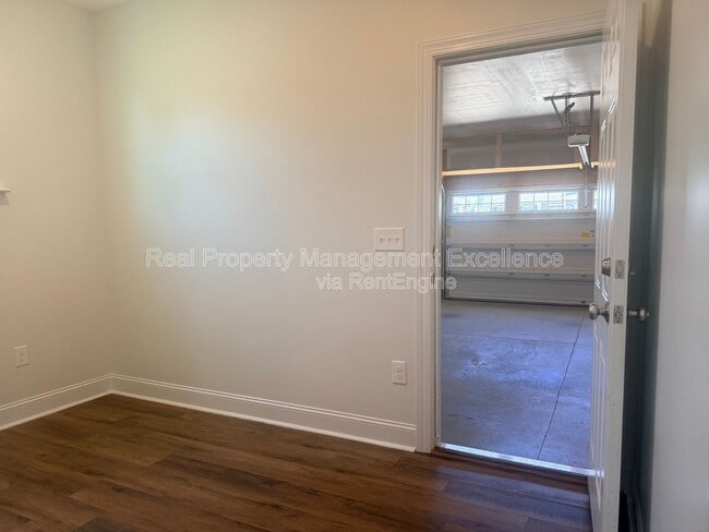 Building Photo - 16 Clear Creek Cir