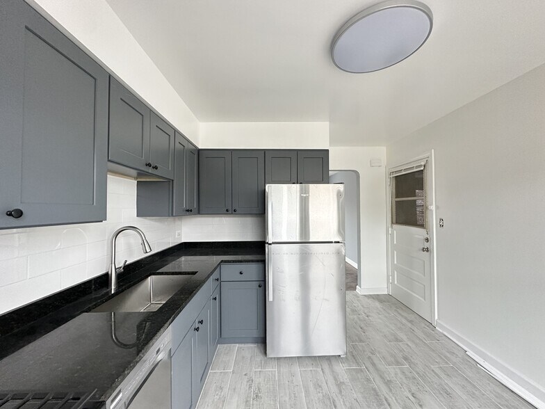 Building Photo - 6721 N California Ave