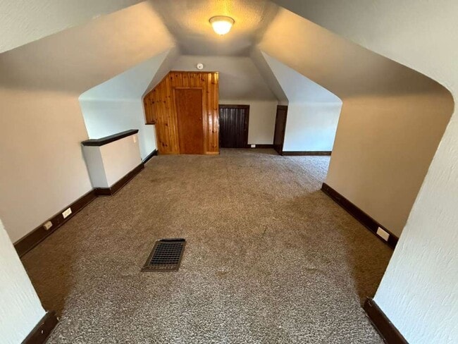 Building Photo - 4 BED 1 BATH SINGLE FAMILY HOME IN CLEVELAND!